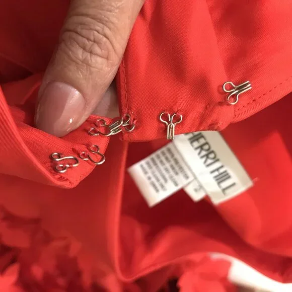 SHERRI HILL Formal Dress Sleeveless A-Line Gown Flower Petal Appliques Red Sz 2 - Picture 11 of 14